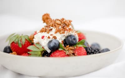 Gut-Friendly Kefir and Berry Breakfast Bowl with Oats, Flaxseed and Honey