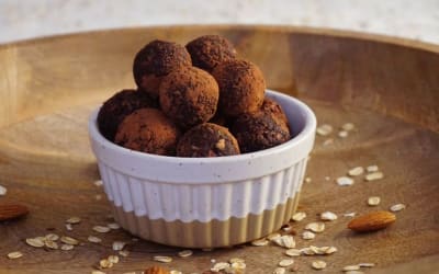 Roasted Almond & Dark Chocolate Oat Bites