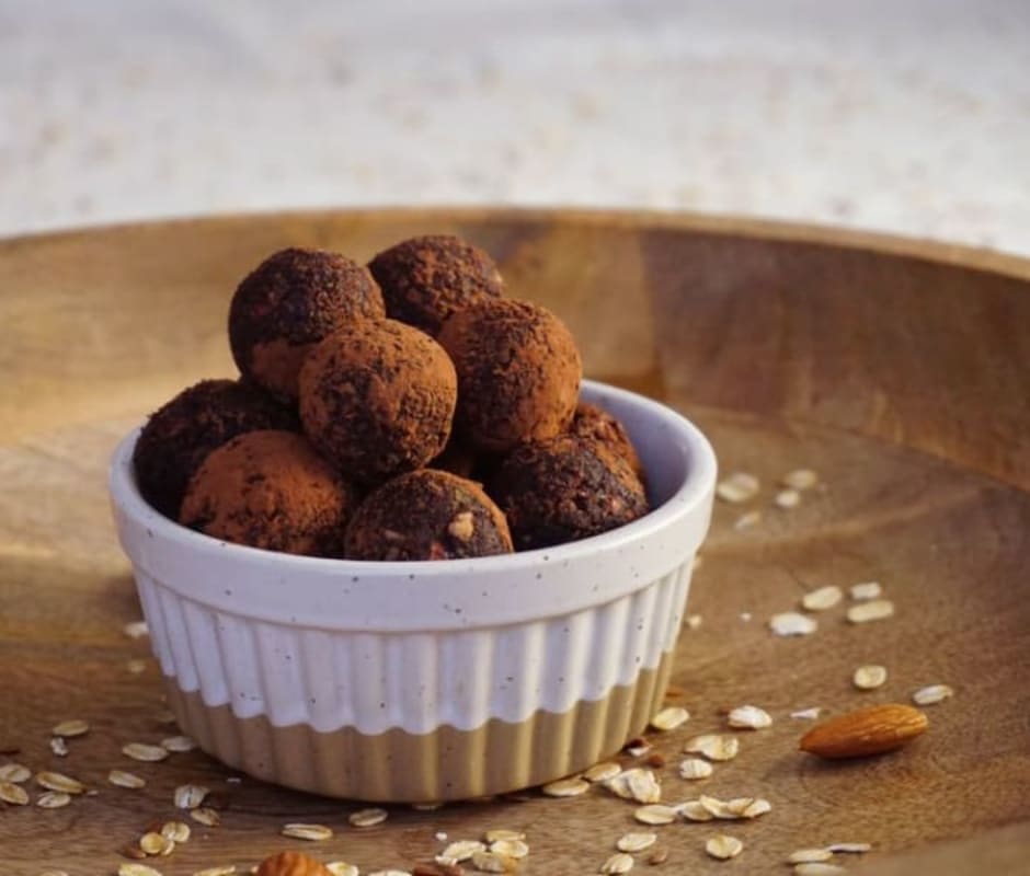 Roasted Almond & Dark Chocolate Oat Bites