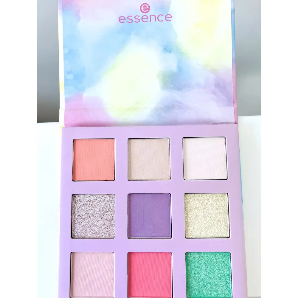 Essence باليت ظلال العيون What the Fluff 01