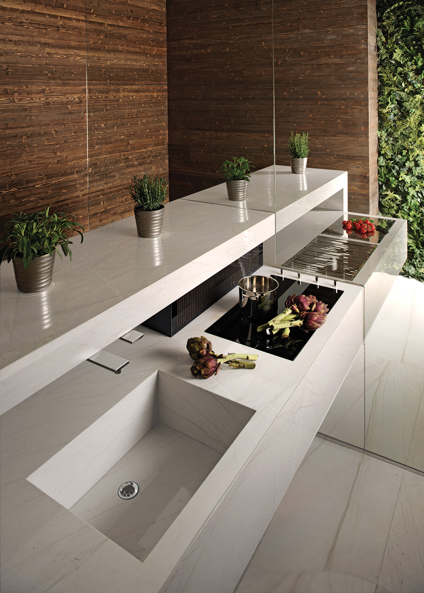 Kitchen clad in Calacatta Brasil quartzite by Antolini Kitchen clad in Calacatta Brasil quartzite by Antolini