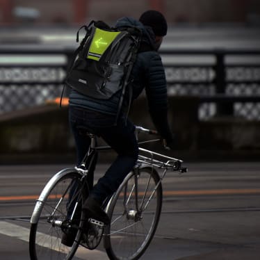 Personne tenant un vélo