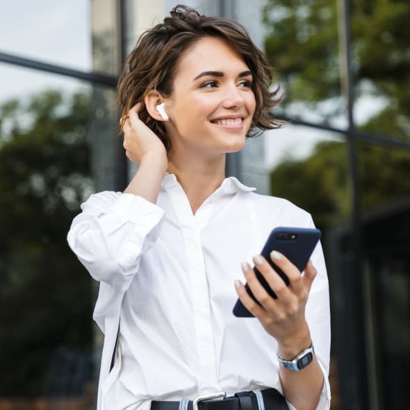 Personne avec des écouteurs bluetooth