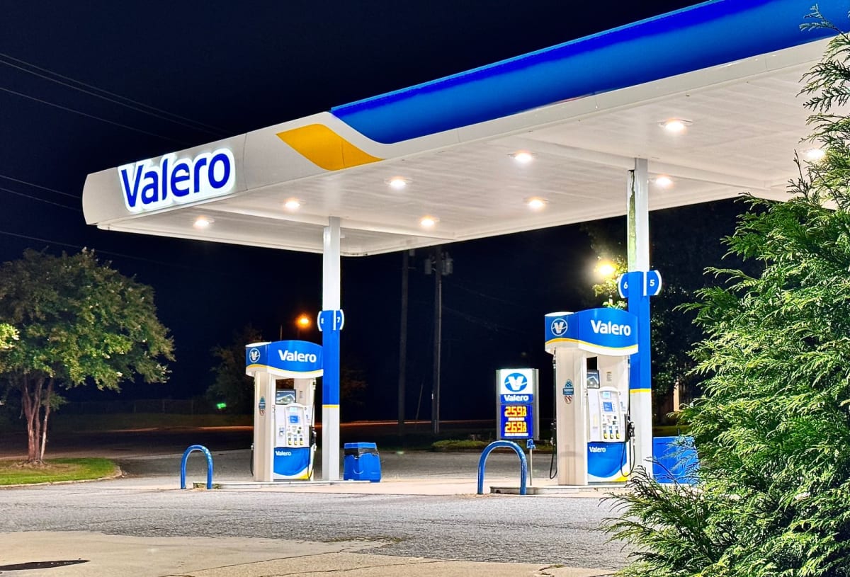 Carburants : l’essence atteint un record historique, le gouvernement interpelle les distributeurs