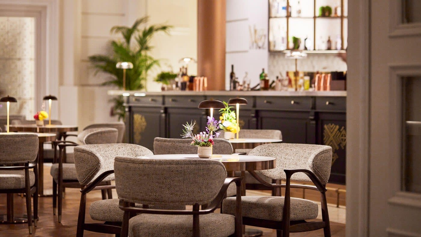 Le bar et la mezzanine de l'Andaz Prague, dans l'ancien Palais du Sucre