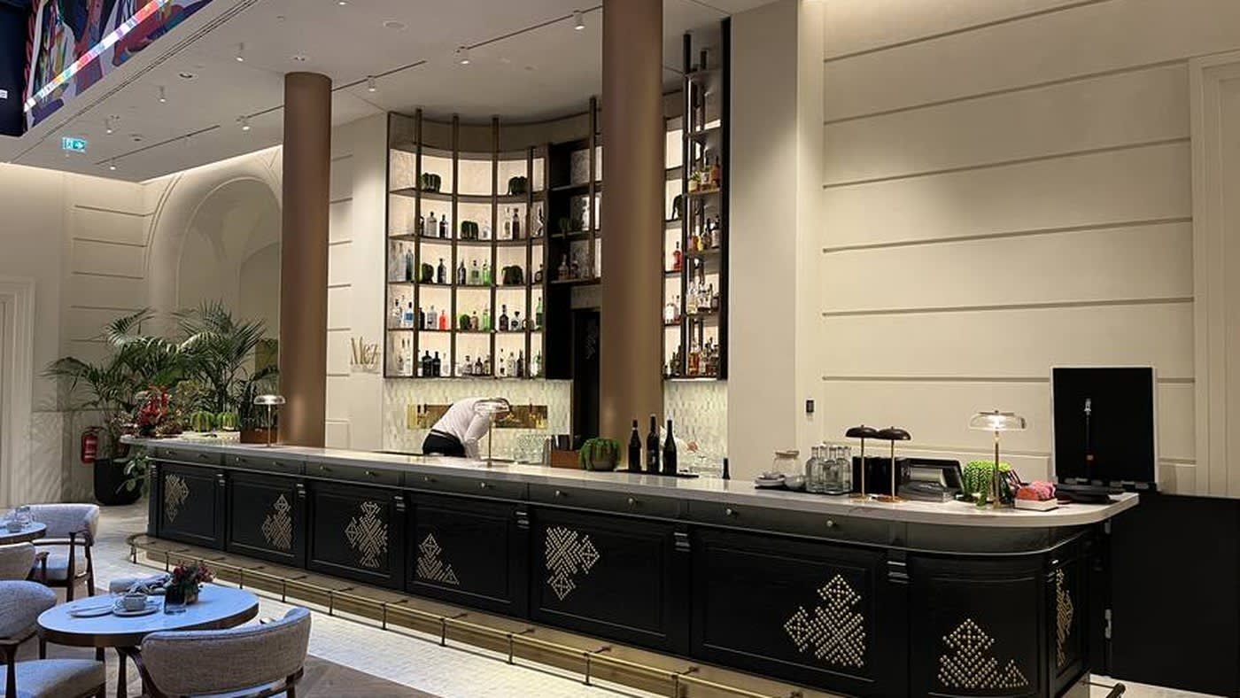 Les espaces d'accueil de l'Andaz Prague, où la réception se fait en salon