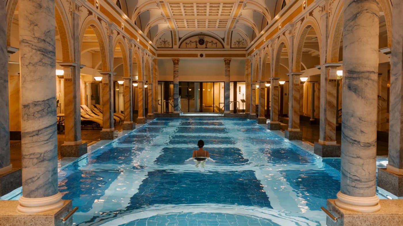 Le bassin thermal à colonnes du Grand Resort Bad Ragaz