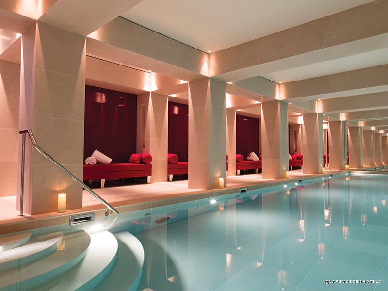 La piscine de 16 mètres du spa Nescens de La Réserve Paris