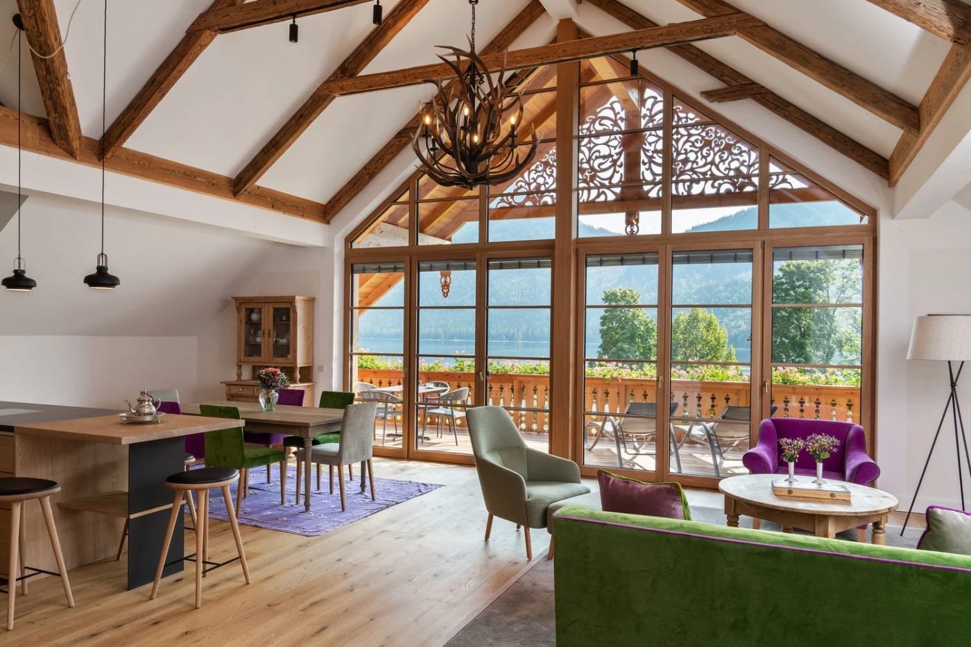 Le salon de MAYRLIFE Altaussee, sous charpente, ouvert sur le lac
