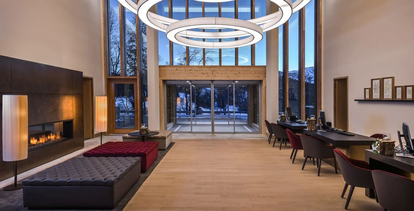 Le lobby du Waldhotel Bürgenstock, ouvert sur les montagnes