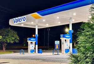 Carburants : l’essence atteint un record historique, le gouvernement interpelle les distributeurs