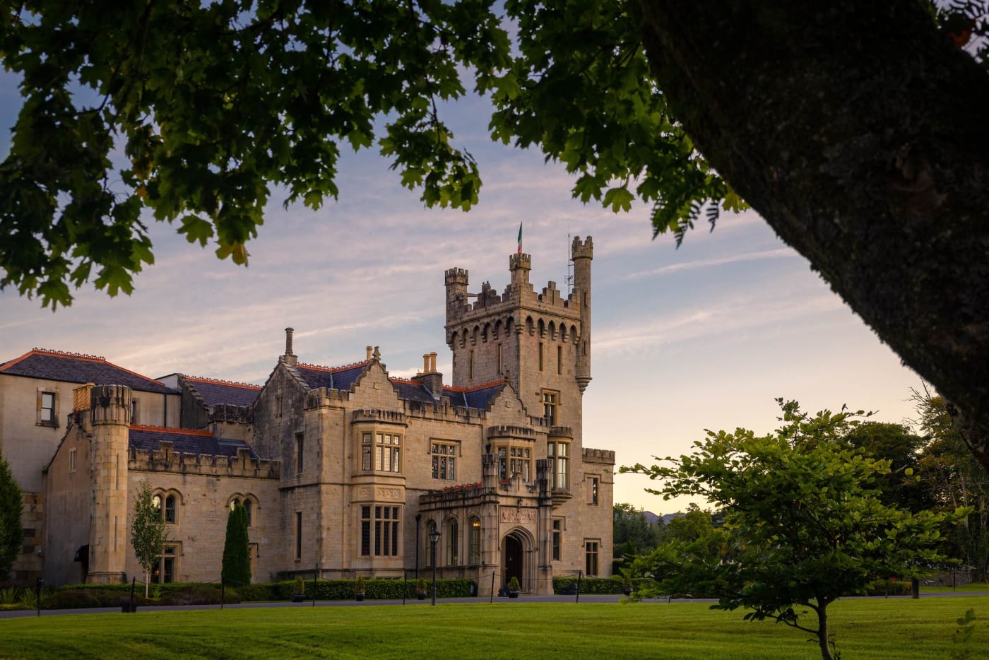 Le château-hôtel Lough Eske Castle et sa tour crénelée, dans le comté de Donegal en Irlande