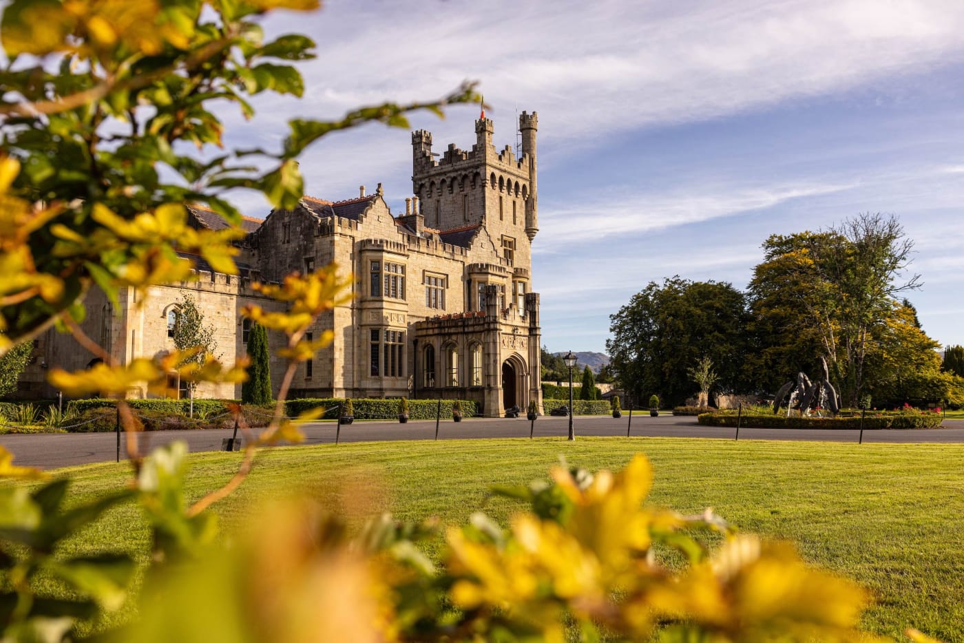 Les pelouses et massifs fleuris du domaine de Lough Eske Castle, devant le château