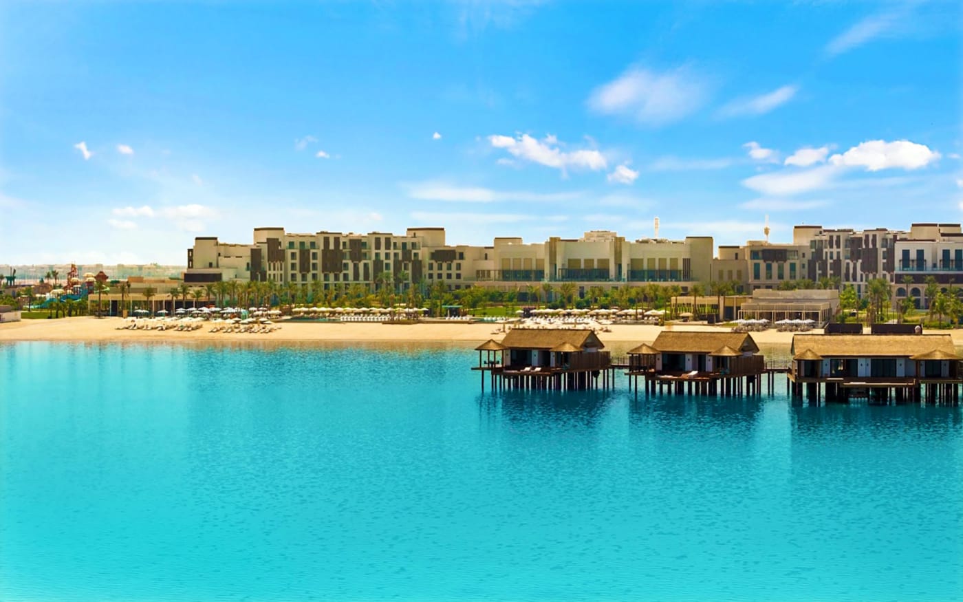 Les villas sur pilotis du Rixos Murjana sur la mer Rouge, le resort en arrière-plan