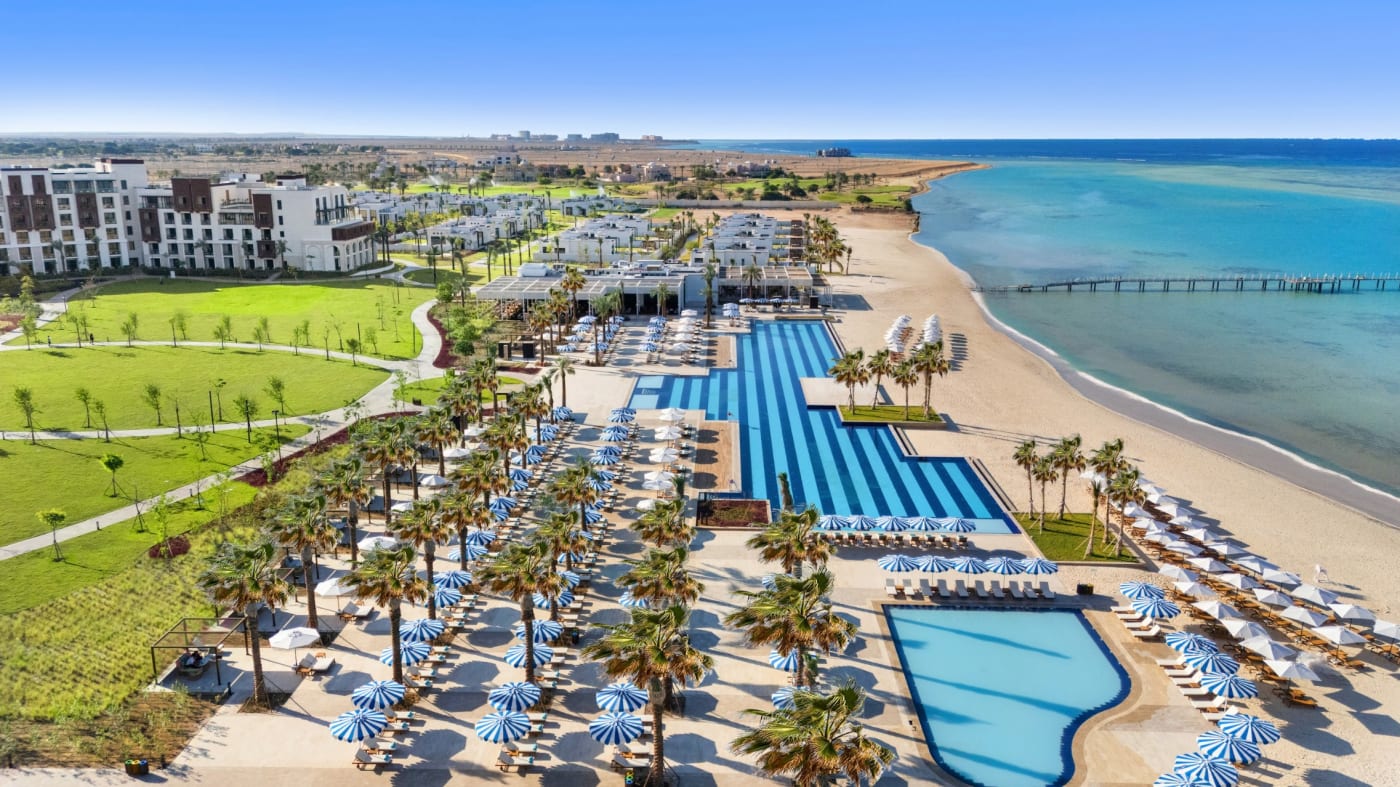 Piscines, palmiers et plage privée du Rixos Murjana vus du ciel