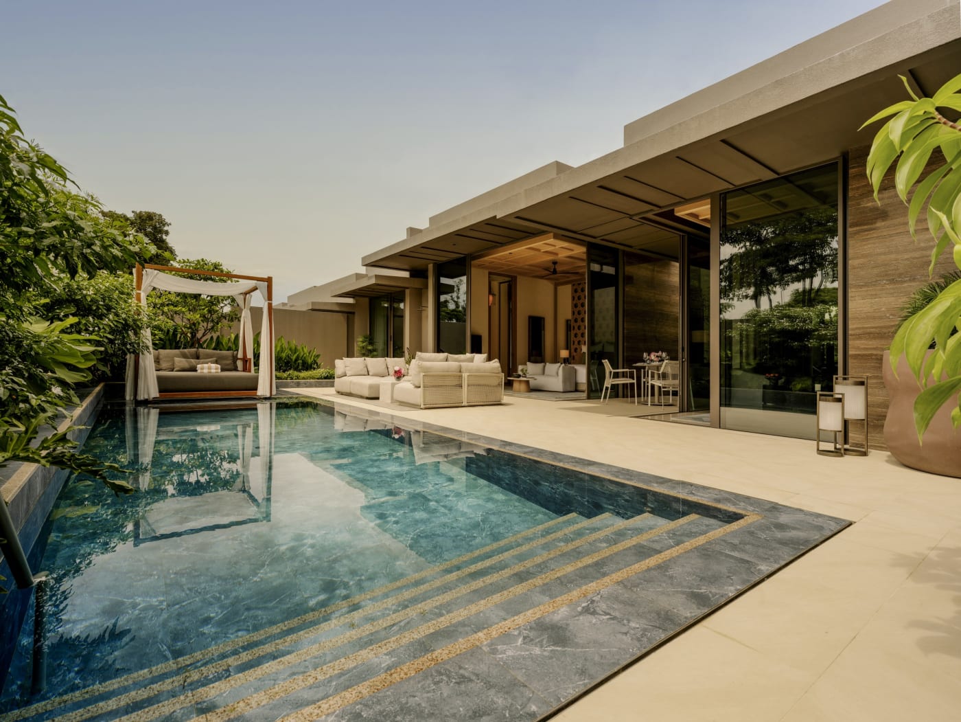 Villa mit privatem Pool im Raffles Sentosa Singapore, umgeben von tropischem Grün auf der Insel Sentosa