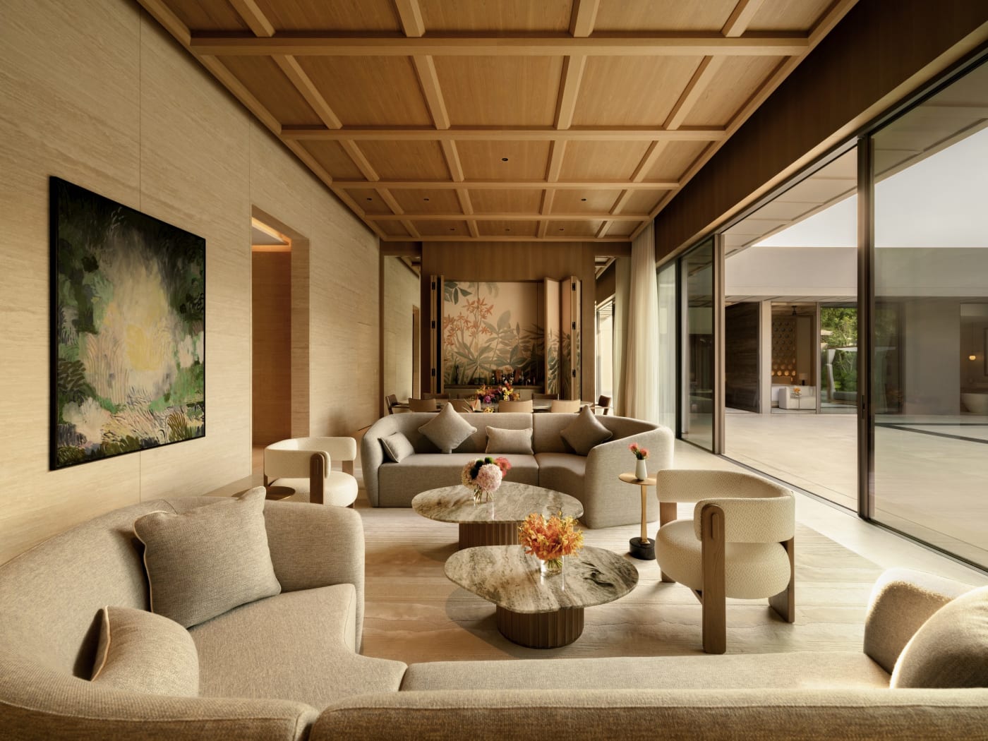 Wohnbereich einer Villa im Raffles Sentosa Singapore mit zur Terrasse geöffneter Glasfront
