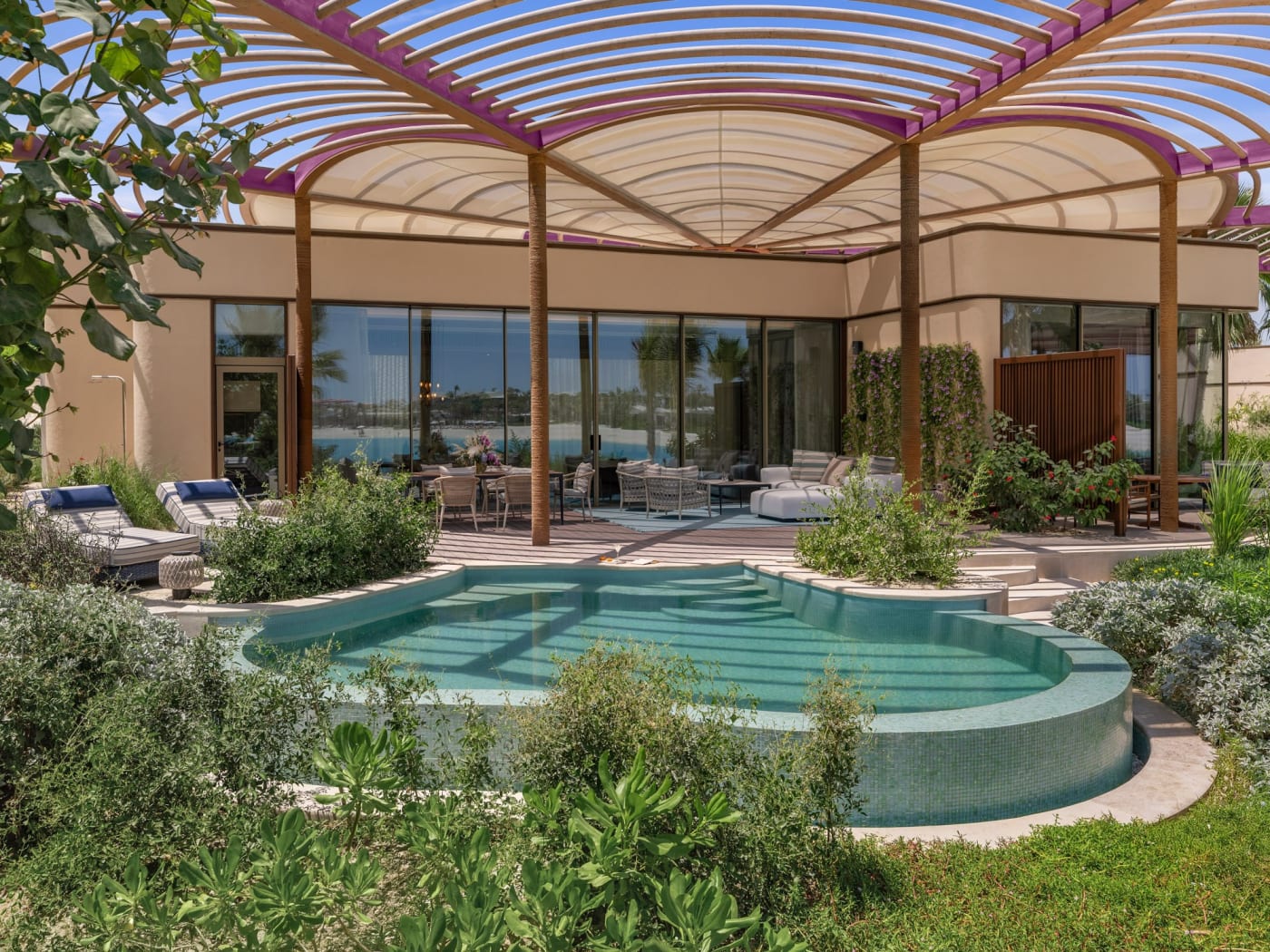 Piscina privativa cercada de jardim em uma villa do Raffles The Red Sea