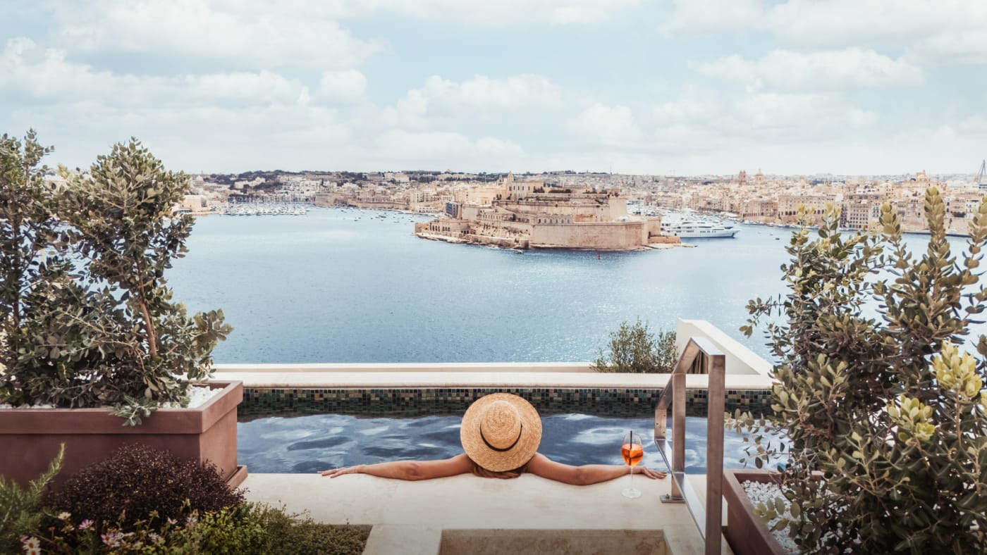 La piscina privada de La Maison, la casa urbana del hotel Iniala Valletta, frente al Grand Harbour