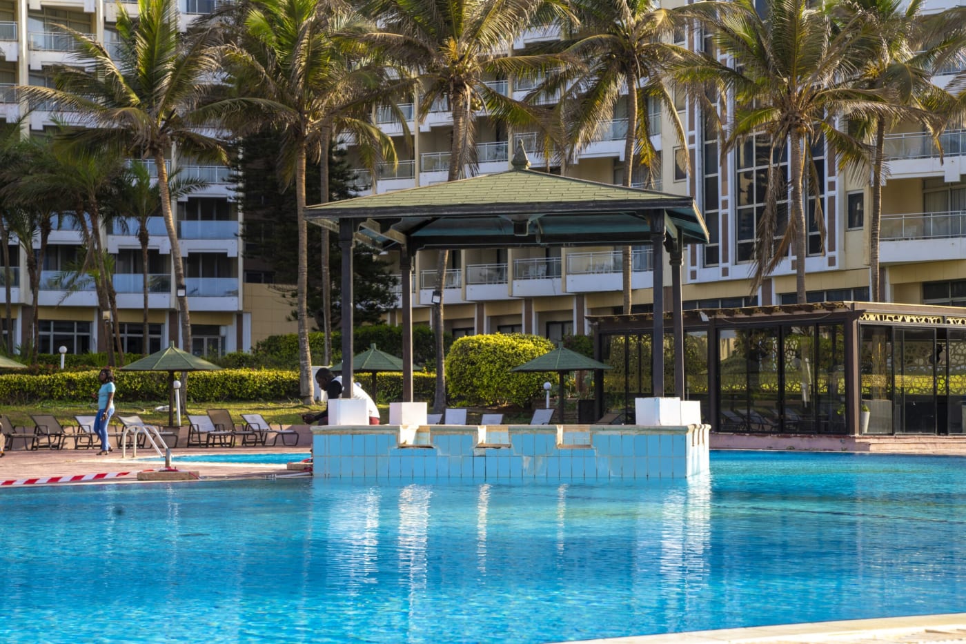 Piscina e quiosque do King Fahd Palace diante das varandas dos quartos, Dakar