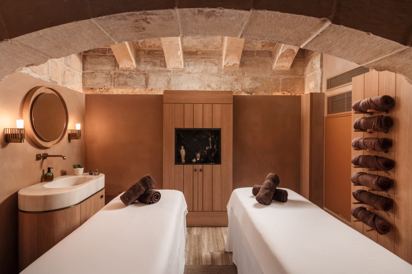La cabina de tratamientos doble del Within Spa del hotel Iniala Valletta, bajo las bóvedas de piedra históricas
