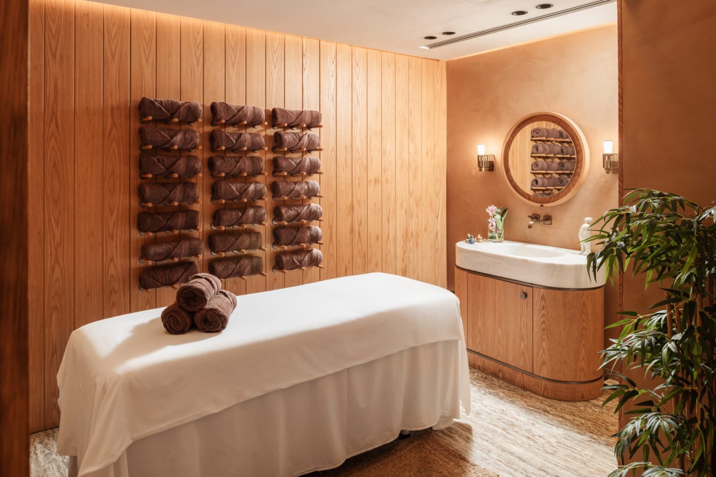Una cabina de tratamientos individual revestida de madera en el Within Spa del hotel Iniala Valletta, en Malta
