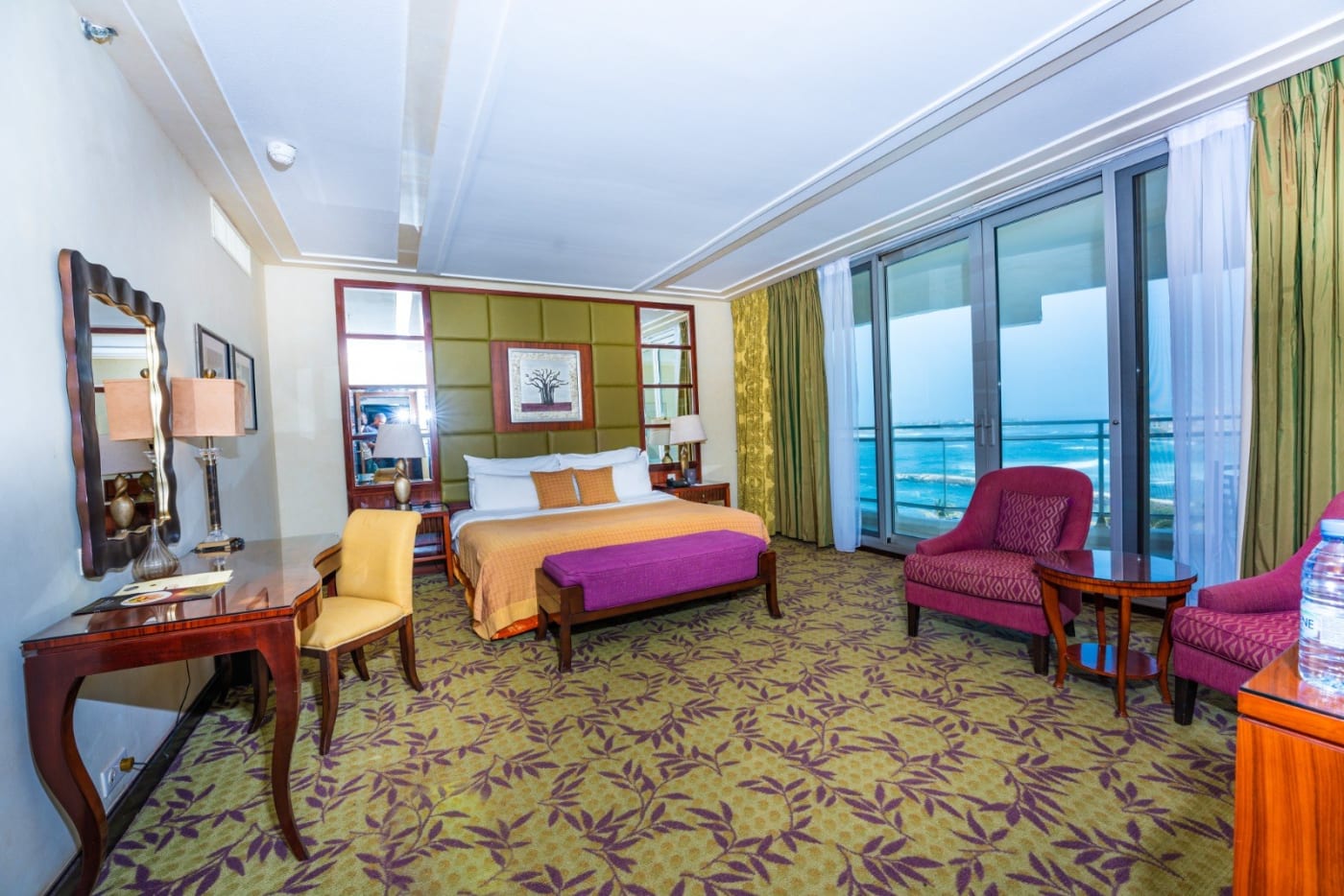 Quarto do King Fahd Palace em Dakar com janela panorâmica aberta para o oceano Atlântico