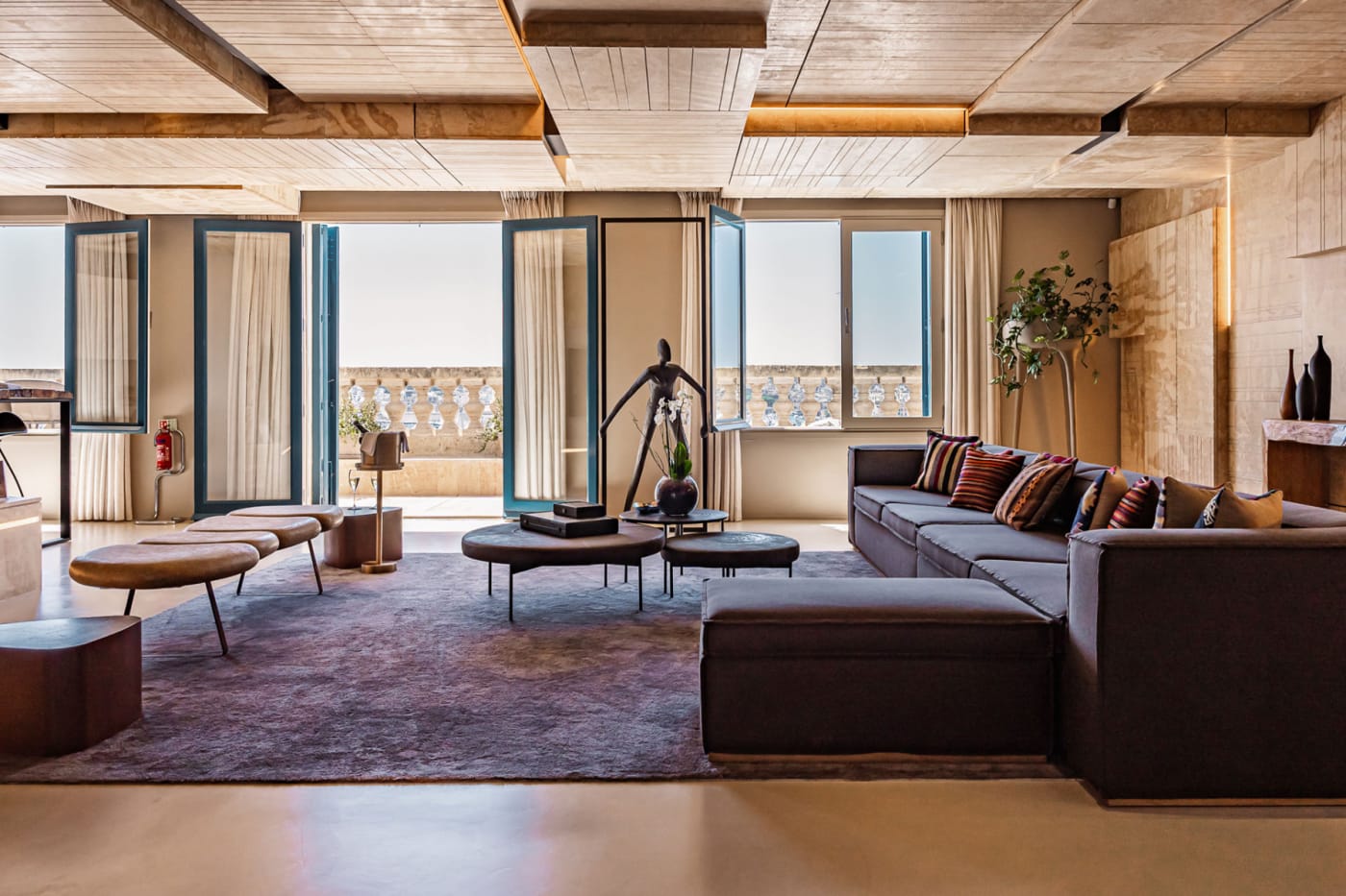 El salón de una suite de Harbour House, edificio principal del hotel Iniala Valletta, abierto al Grand Harbour