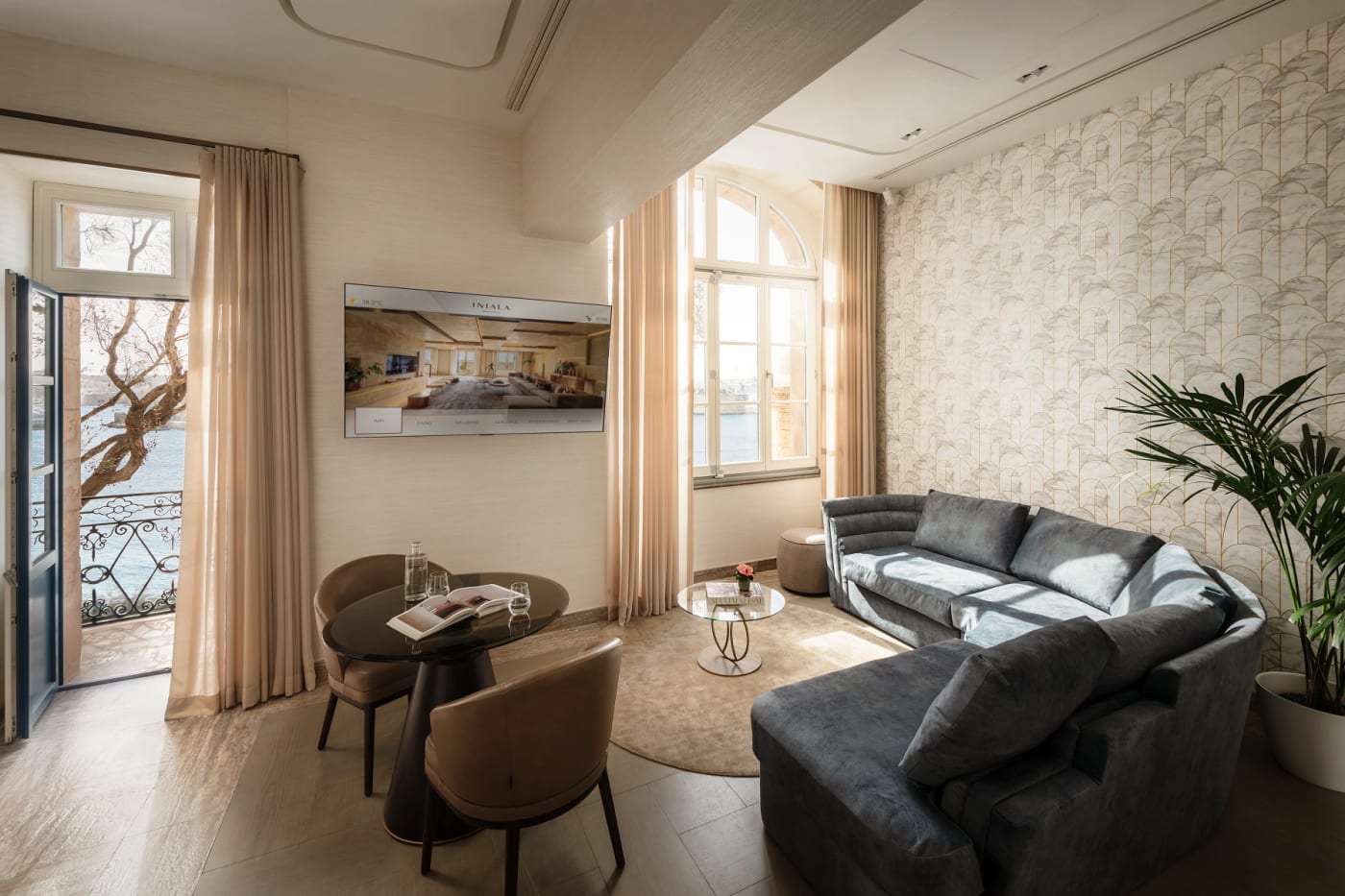 La sala de estar de la residencia Pied-à-Terre del hotel Iniala Valletta, con balcón al puerto