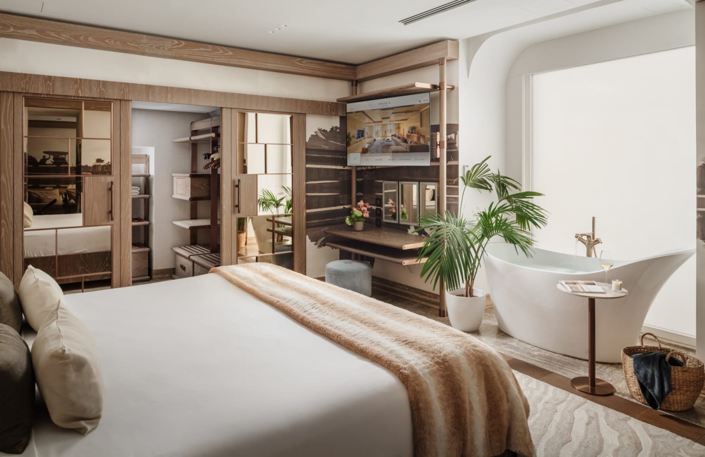 La Vitalis Spa Suite del hotel Iniala Valletta, con bañera exenta en el dormitorio