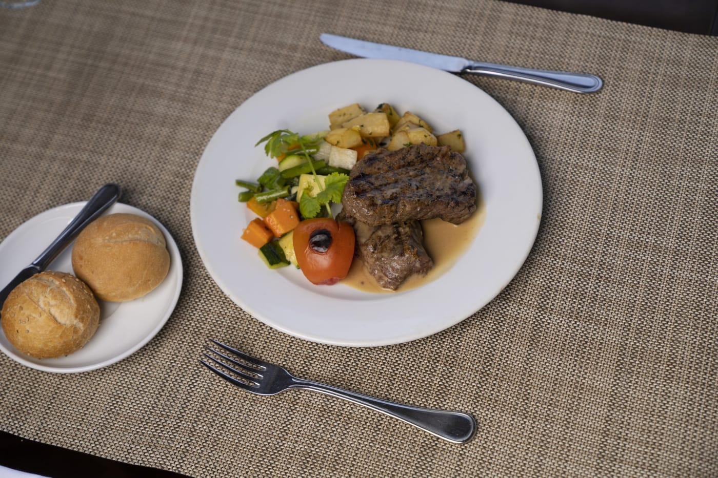 Prato de carne grelhada com legumes servido no restaurante do King Fahd Palace, Dakar