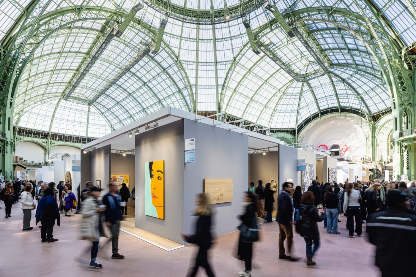 Visitantes entre los stands de las galerías de Art Basel Paris bajo la nave del Grand Palais, edición 2025