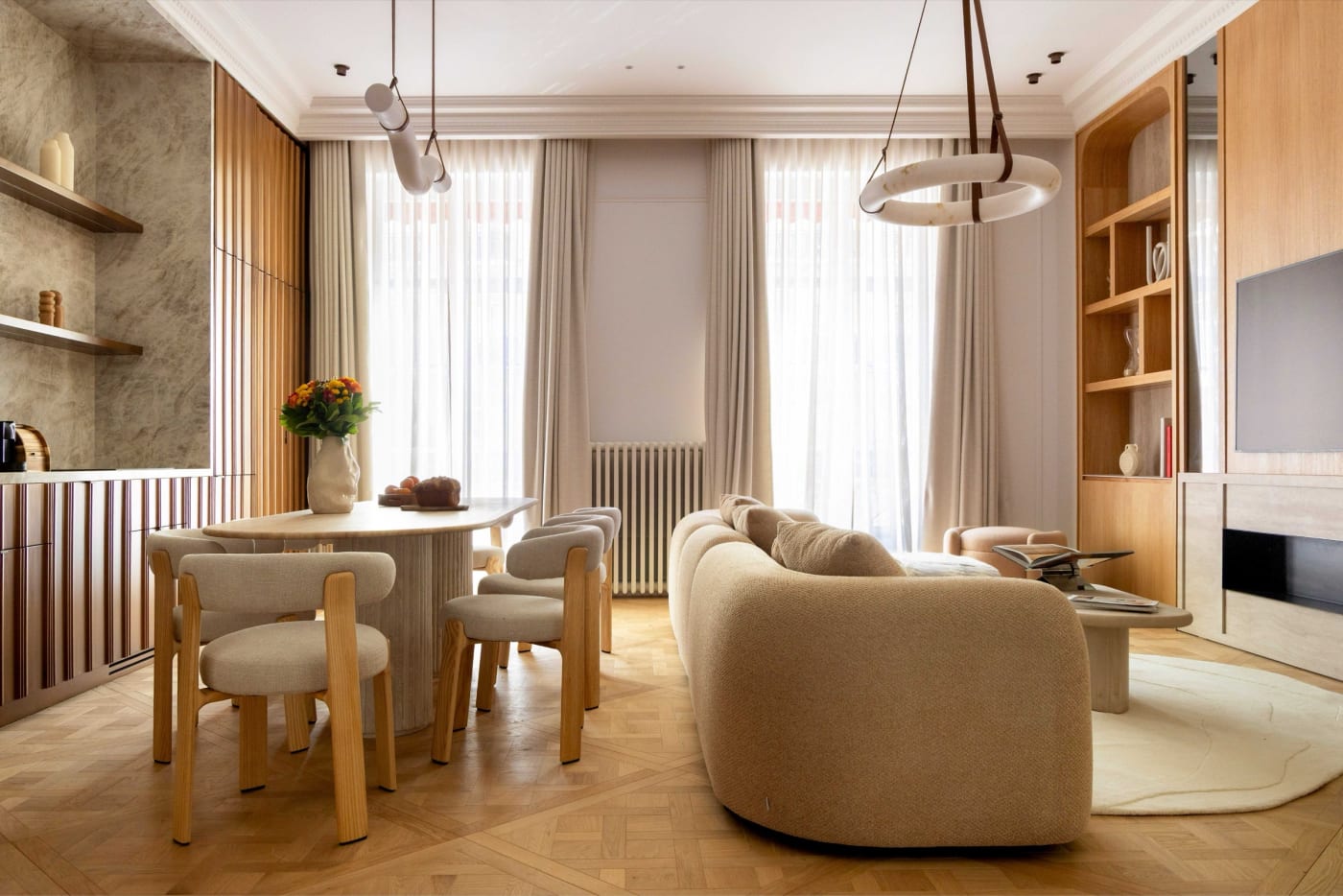 El salón y la biblioteca de madera clara del apartamento de la avenue de Wagram, cerca del Arco del Triunfo