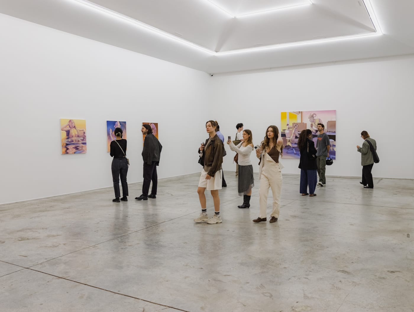 Un grupo visita una galería de arte contemporáneo del Marais con CUR8