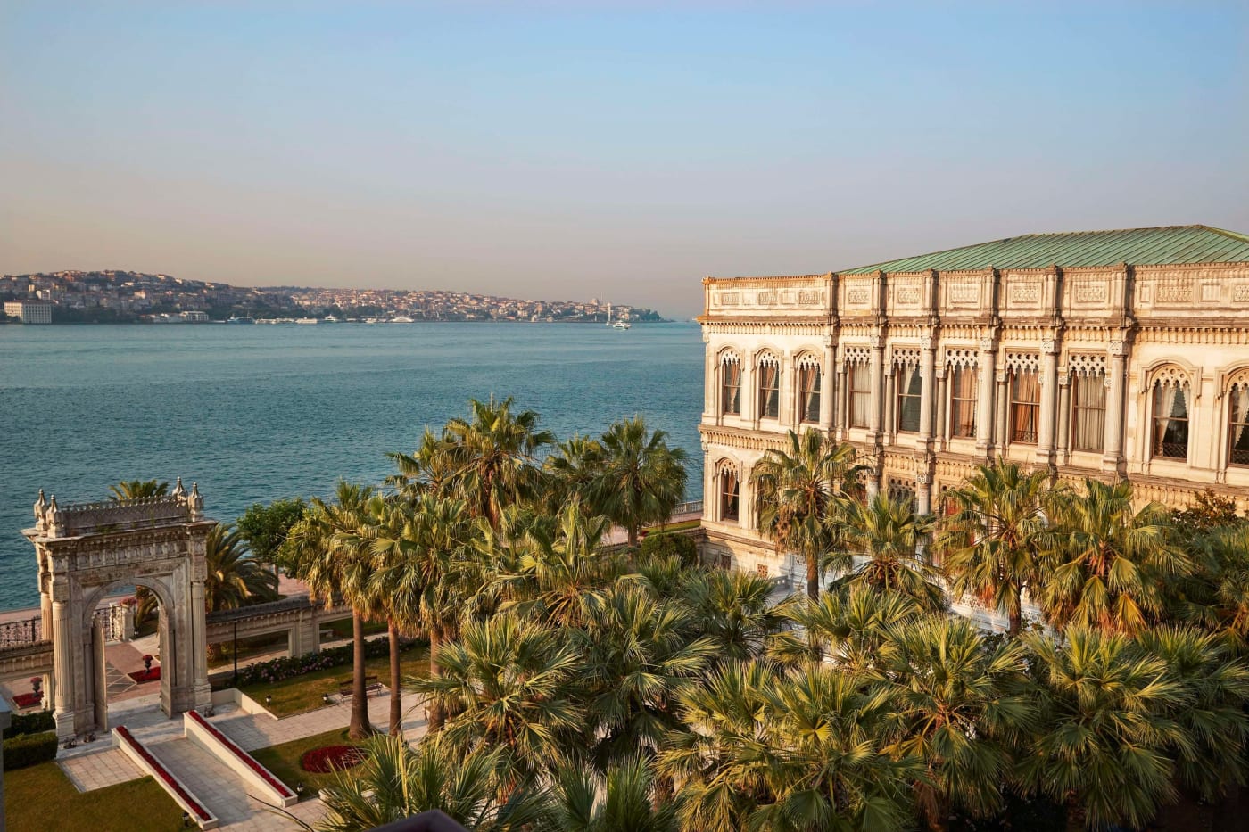 El Çırağan Palace Kempinski Istanbul, antiguo palacio otomano, sus jardines de palmeras y el Bósforo