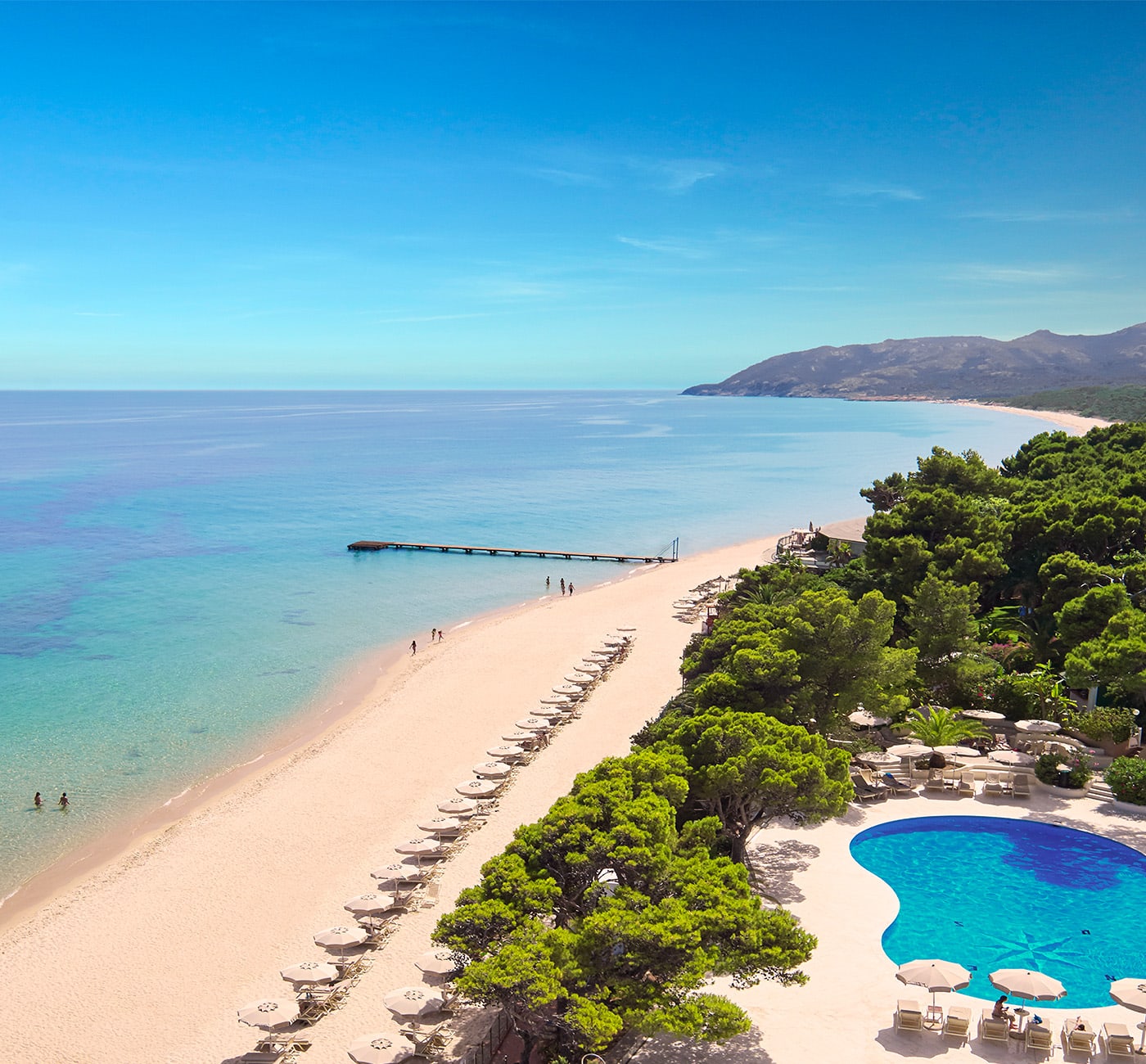La playa, el pantalán y una piscina del Forte Village Resort, en Cerdeña, vistos desde el aire