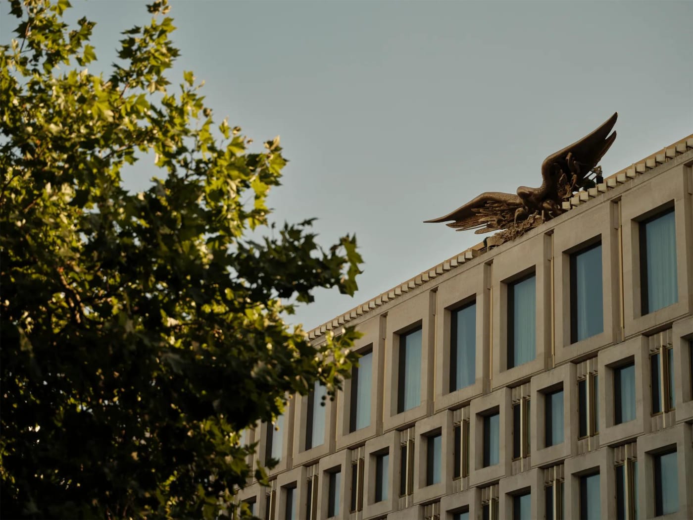 La fachada de The Chancery Rosewood en Londres y su águila dorada, antigua embajada de Estados Unidos