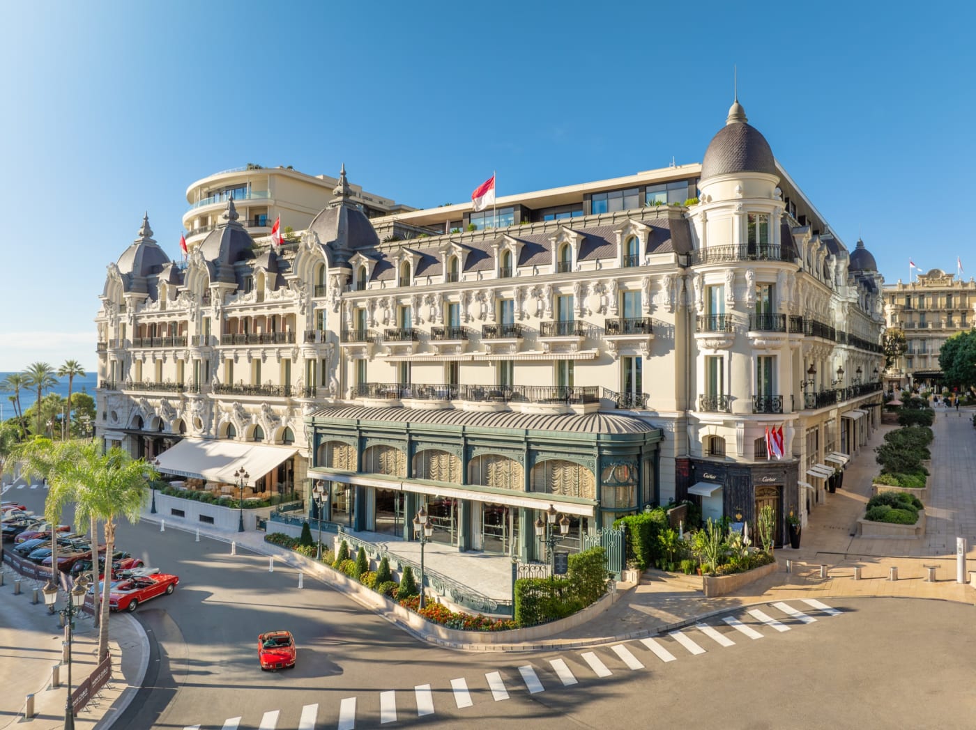 La fachada del Hôtel de Paris Monte-Carlo en la place du Casino, en Mónaco