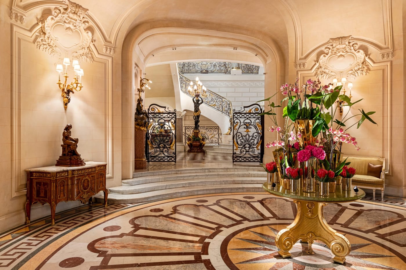 La Rotonde del Shangri-La Paris, con su suelo de marquetería de mármol y su gran ramo central