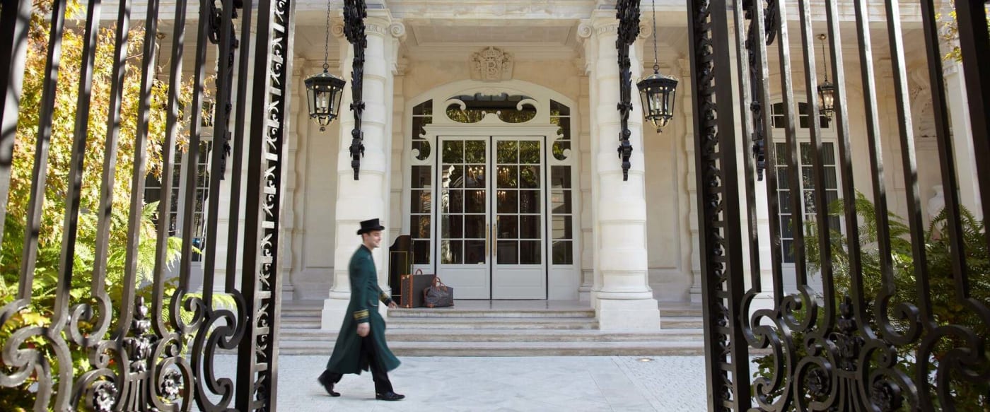 La verja y la entrada del Shangri-La Paris, en la avenue d'Iéna, antigua residencia del príncipe Roland Bonaparte