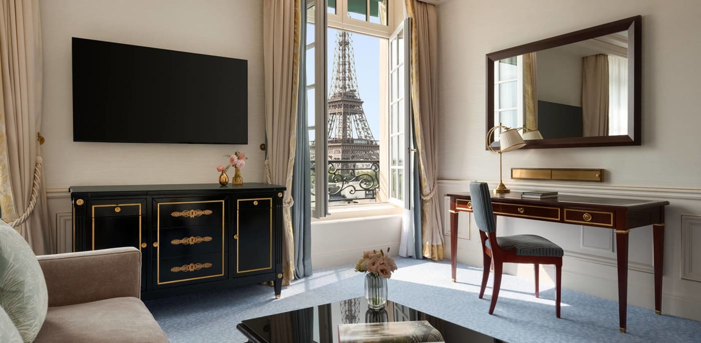 Una habitación con vistas a la torre Eiffel del Shangri-La Paris, con la ventana abierta a la torre