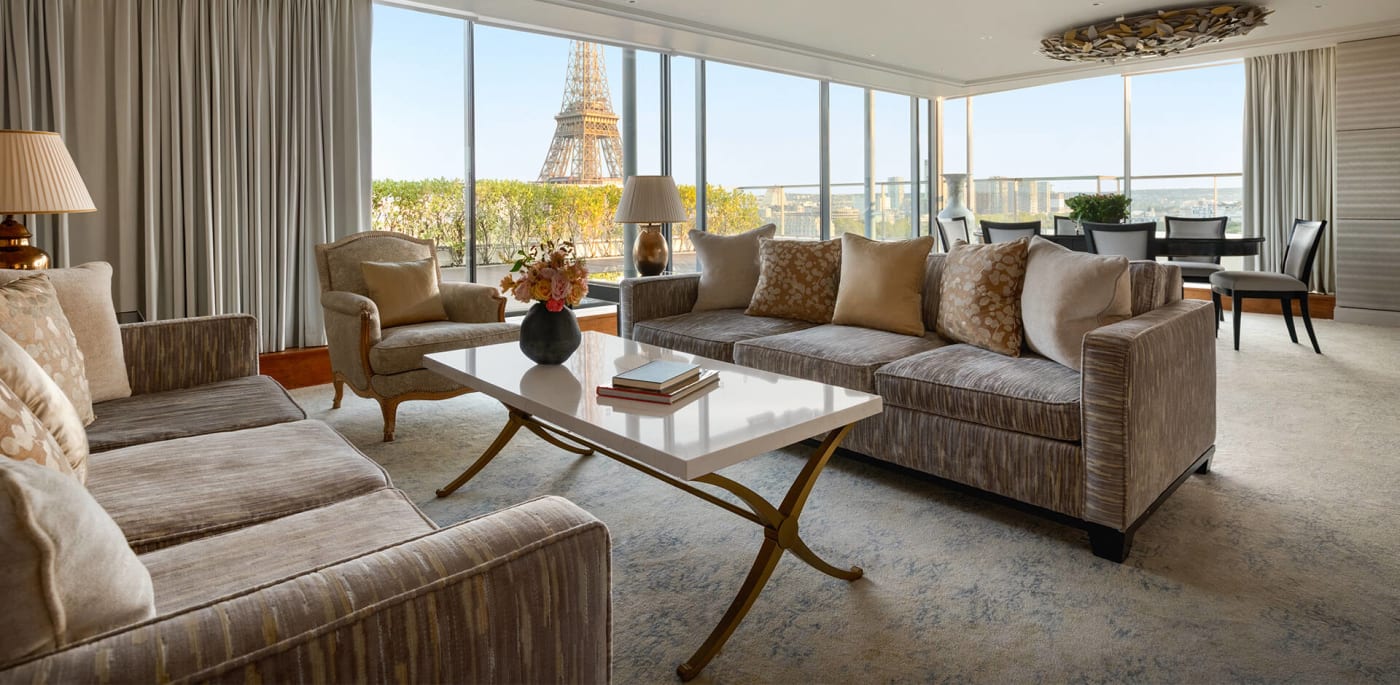 El salón de la suite Shangri-La, con ventanales frente a la torre Eiffel