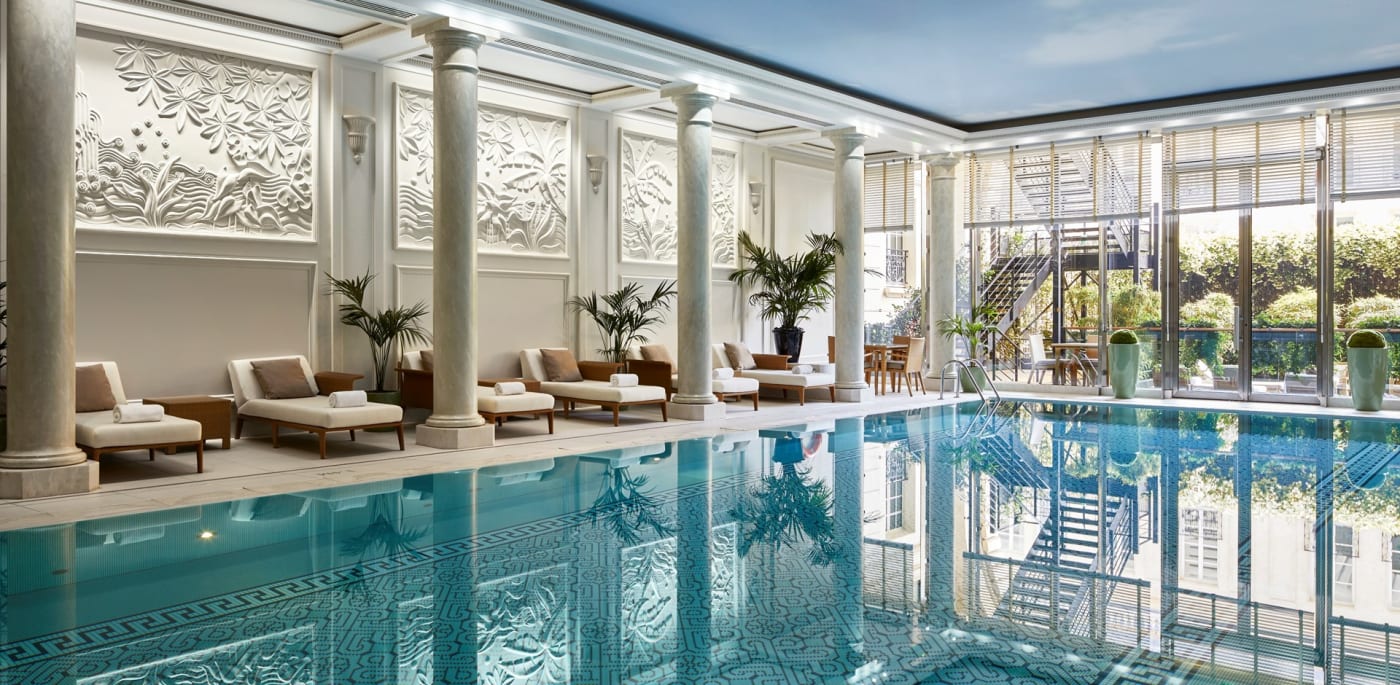 La piscina cubierta del Shangri-La Paris, con columnas y techo acristalado