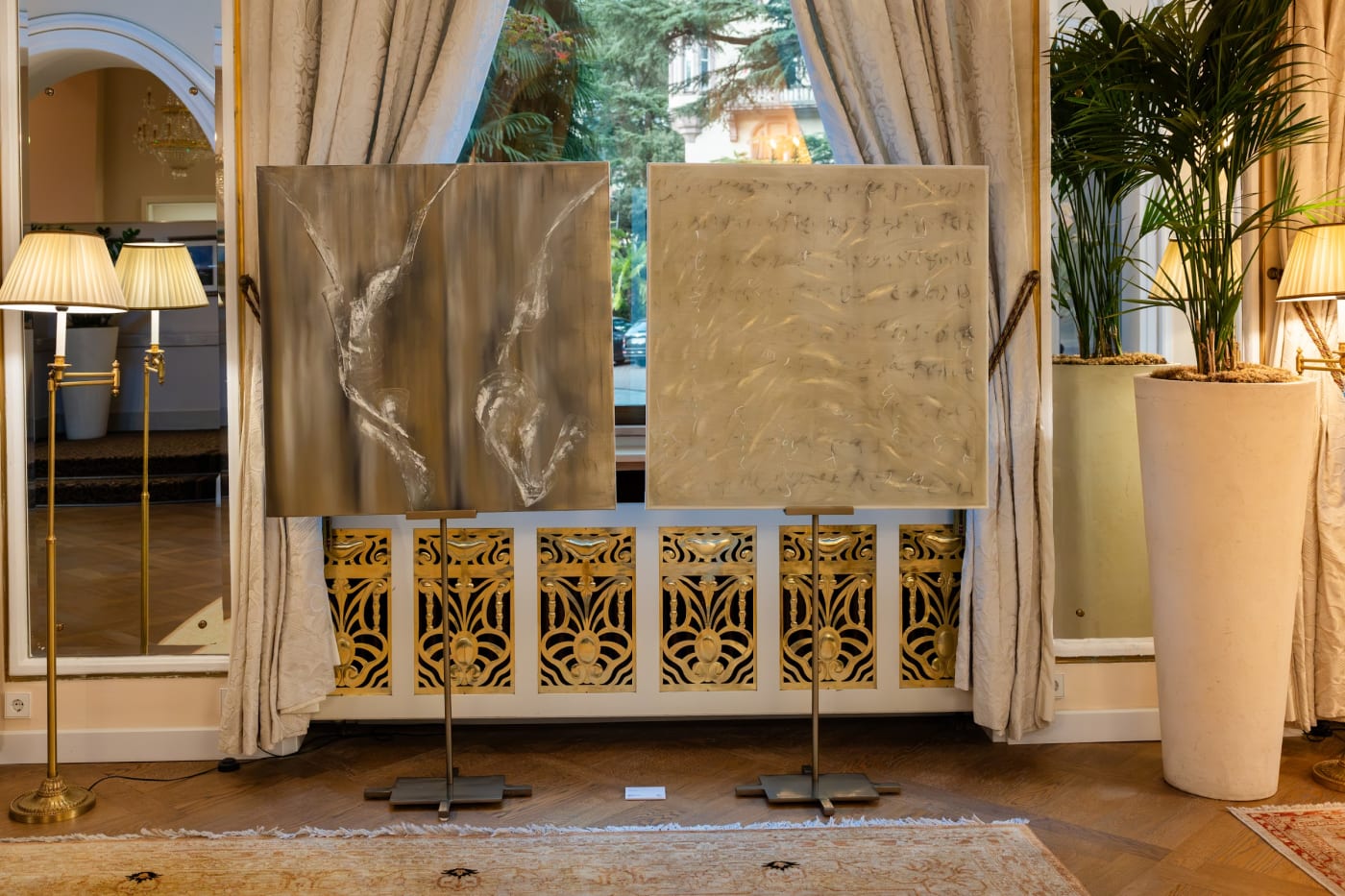 Zwei Gemälde der Serie Les Incarnées auf Staffeleien in einem Salon des Palace Merano