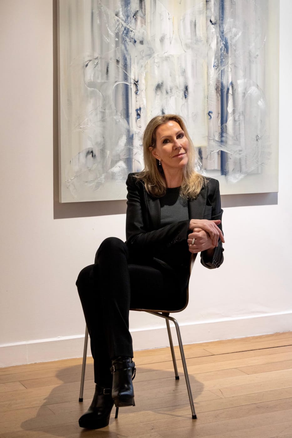 Porträt der Malerin Marie-Amélie Chéreau, die im Palace Merano ausstellt, vor einer Leinwand sitzend