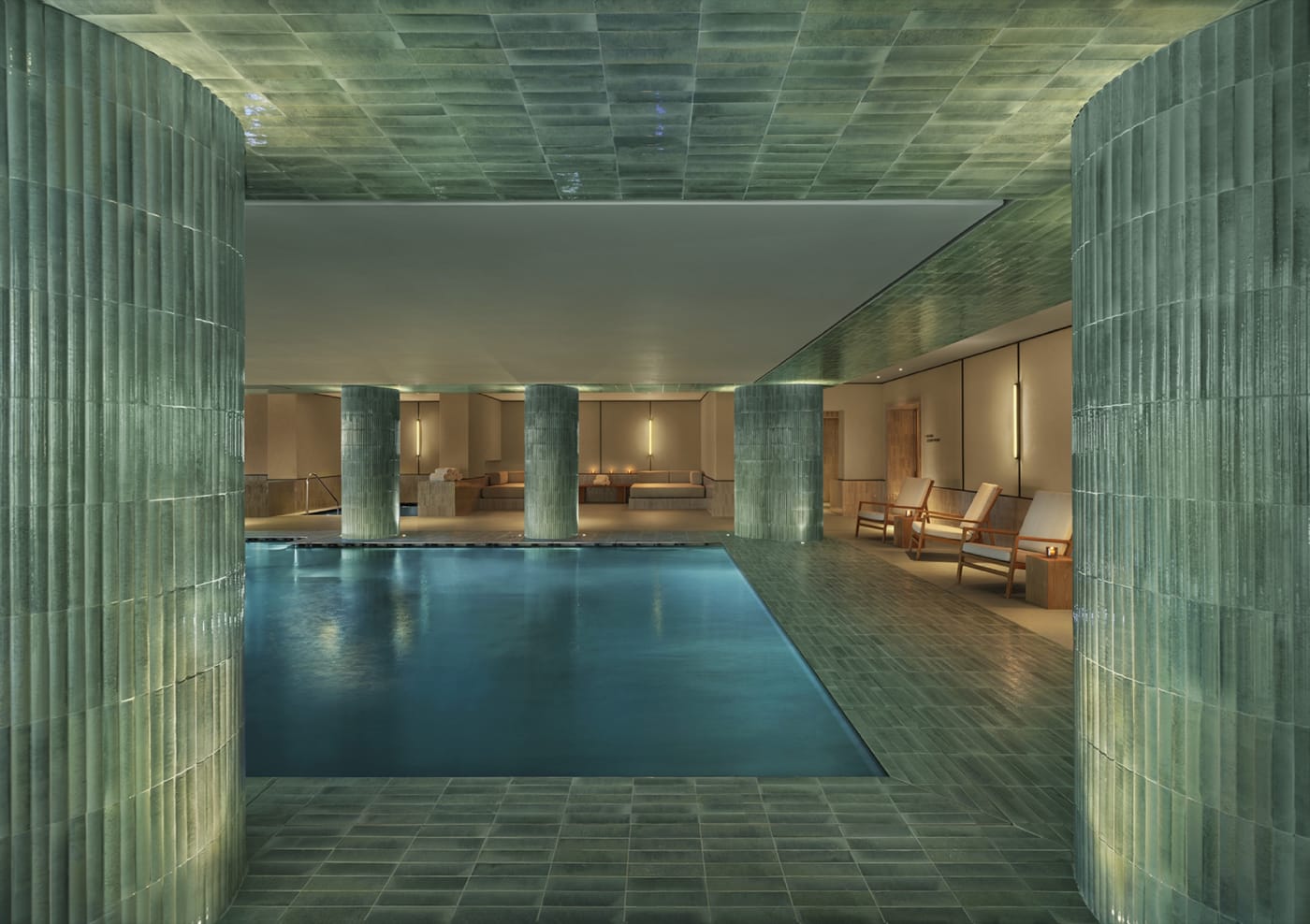 Rendu de la piscine intérieure du Longevity SPA de l'hôtel The Lake Como EDITION, colonnes de céramique verte