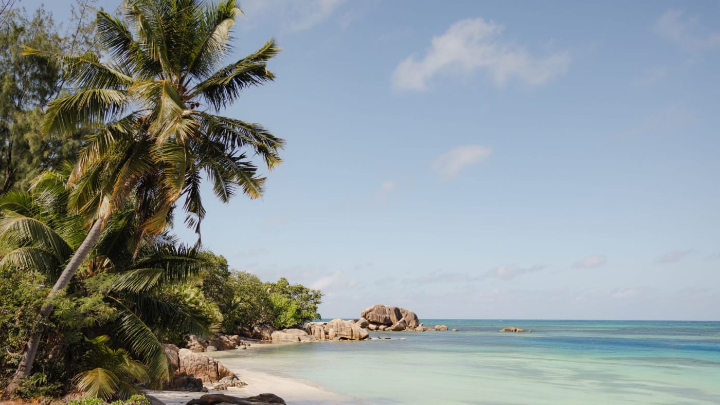 Plage de sable blanc et rochers de granit à Praslin, près de La Réserve Private Homes Seychelles