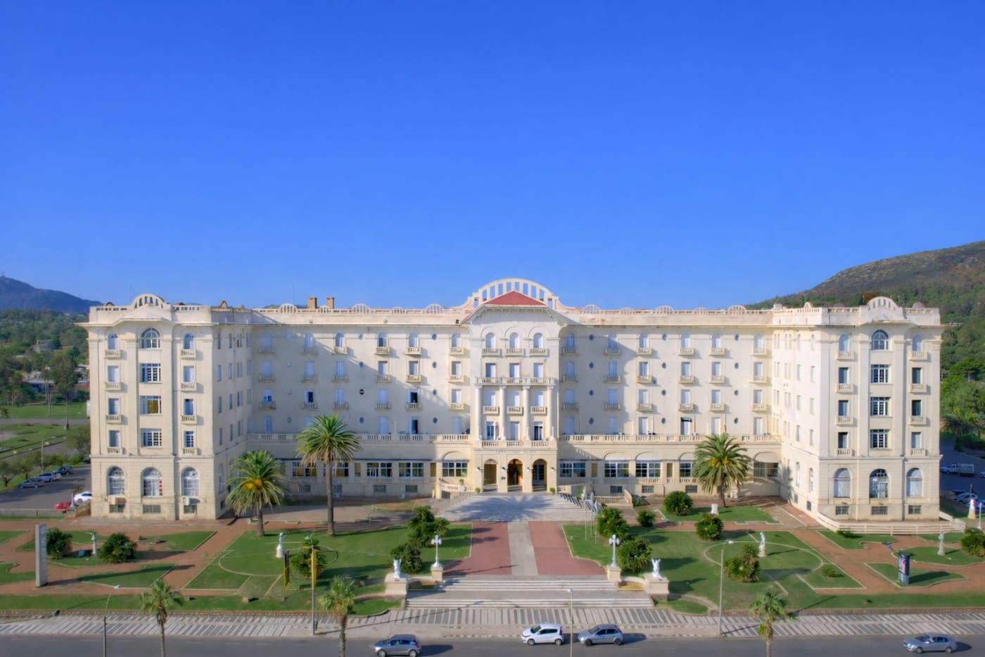 Façade de l'Argentino Hotel à Piriápolis, son esplanade et la rambla vues du front de mer