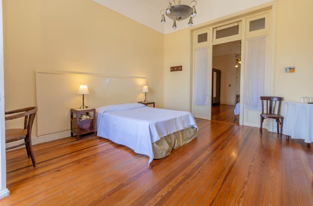 Chambre de l'Argentino Hotel de Piriápolis, parquet ancien et hauts plafonds