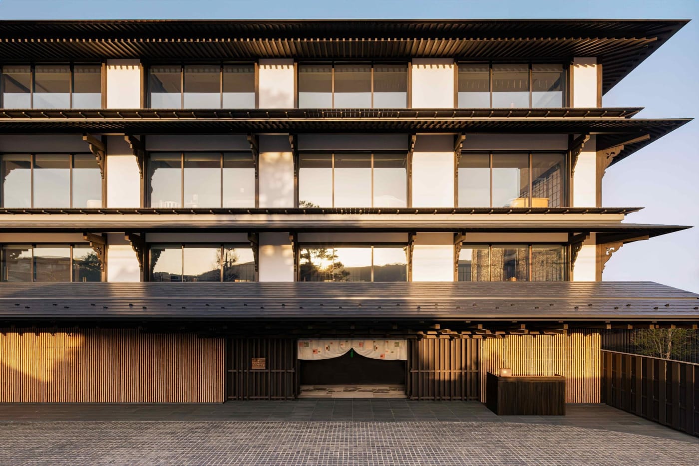 Fachada del Capella Kyoto firmada por Kengo Kuma en Miyagawa-cho